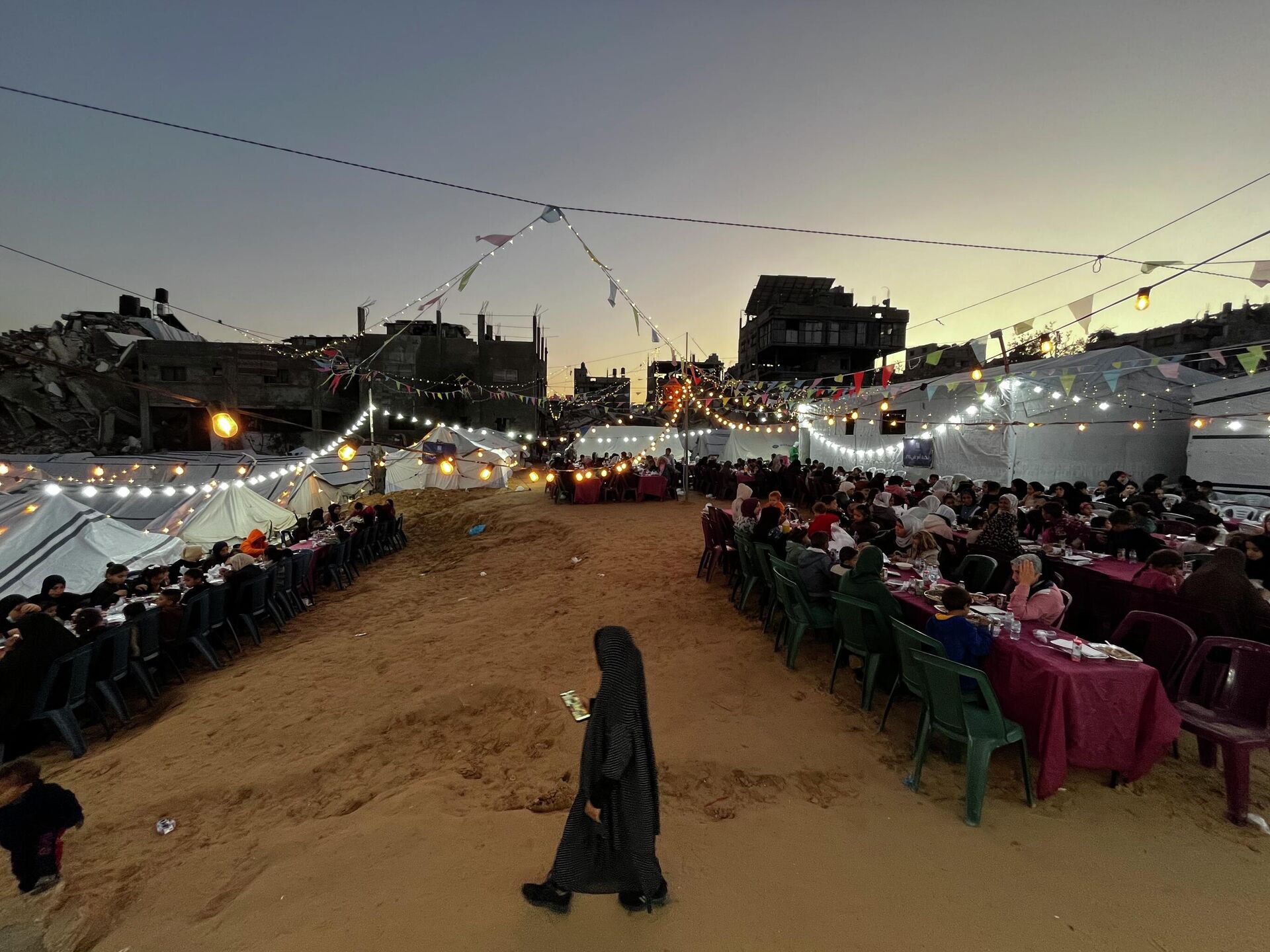 إفطار جماعي يدخل الفرحة على قلوب مئات الأيتام في مدينة غزة إفطار جماعي يدخل الفرحة على قلوب مئات الأيتام في مدينة غزة - سبوتنيك عربي, 1920, 26.02.2026