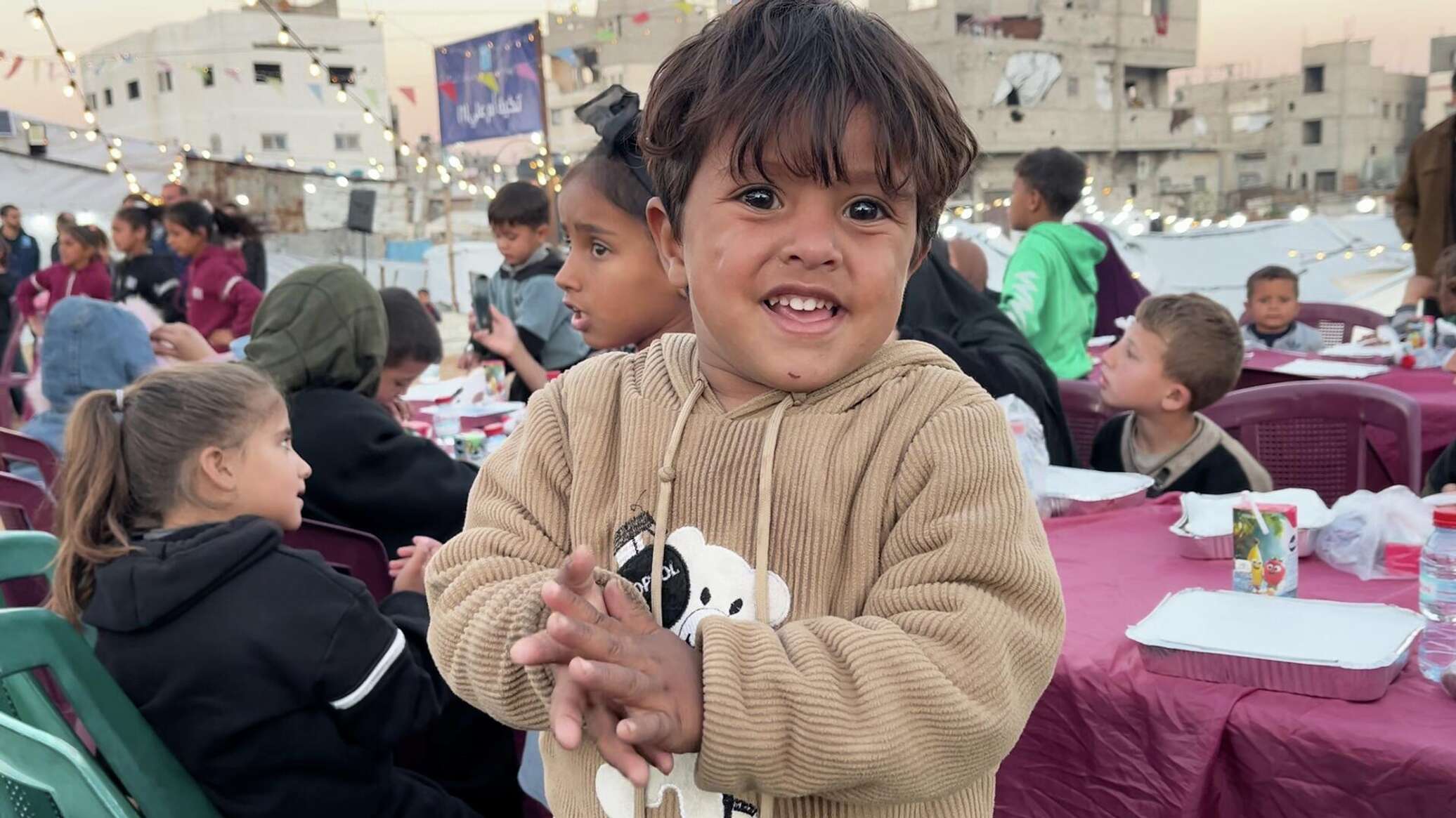 إفطار جماعي يدخل الفرحة إلى قلوب مئات الأيتام في مدينة غزة