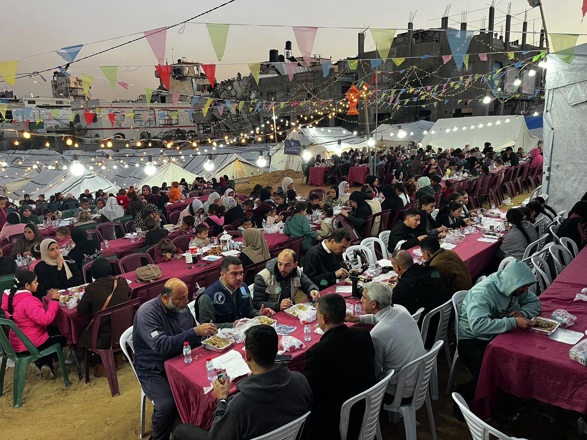 إفطار جماعي يدخل الفرحة على قلوب مئات الأيتام في مدينة غزة إفطار جماعي يدخل الفرحة على قلوب مئات الأيتام في مدينة غزة - سبوتنيك عربي, 1920, 26.02.2026