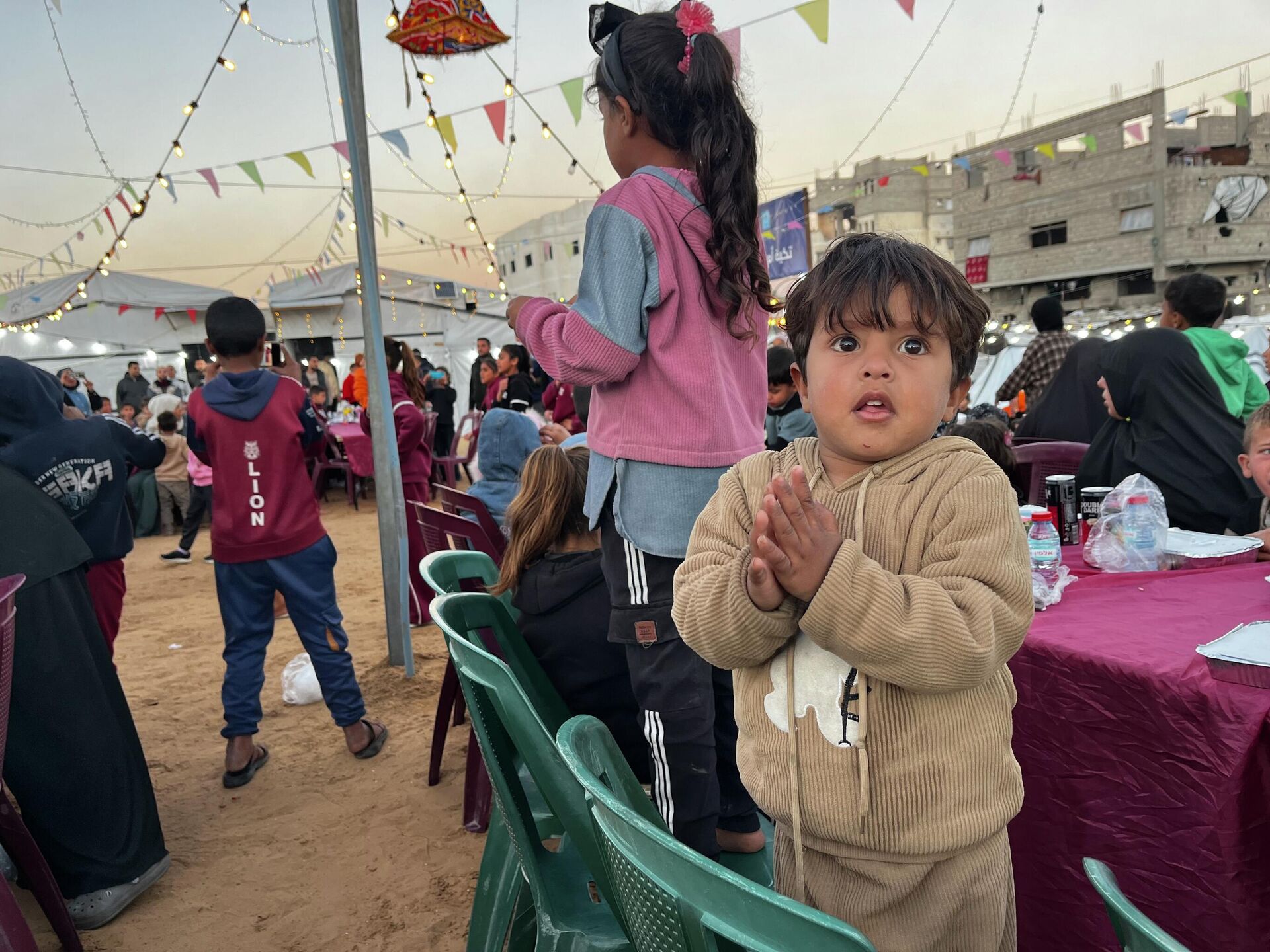 إفطار جماعي يدخل الفرحة على قلوب مئات الأيتام في مدينة غزة إفطار جماعي يدخل الفرحة على قلوب مئات الأيتام في مدينة غزة - سبوتنيك عربي, 1920, 26.02.2026