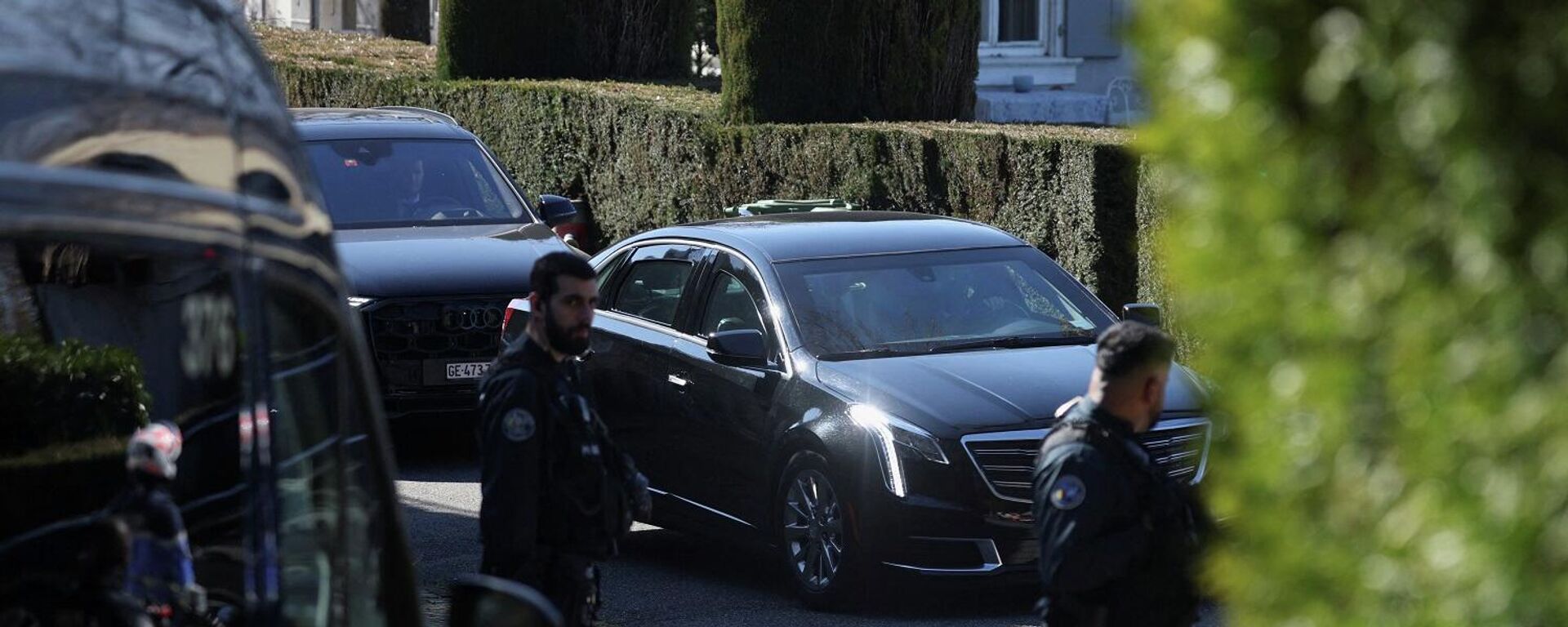 سيارة دبلوماسية تقل وفدا أمريكيا تقترب من مقر إقامة السفير العماني لدى الأمم المتحدة، والذي يُعتقد أنه المكان الذي ستُعقد فيه محادثات غير مباشرة بين إيران وأمريكا بشأن نزاعهما النووي، كولوني سويسرا، 26 فبراير/ شباط 2026 - سبوتنيك عربي, 1920, 26.02.2026