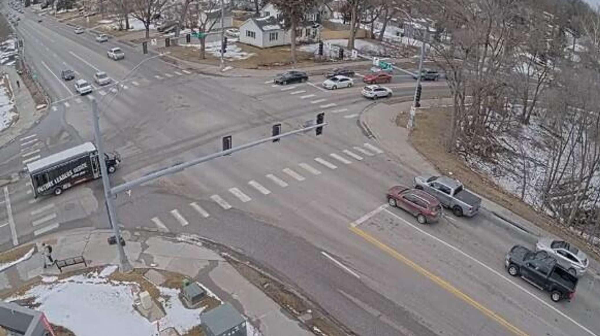 حفرة أرضية مفاجئة تبتلع مركبتين في أمريكا.. فيديو