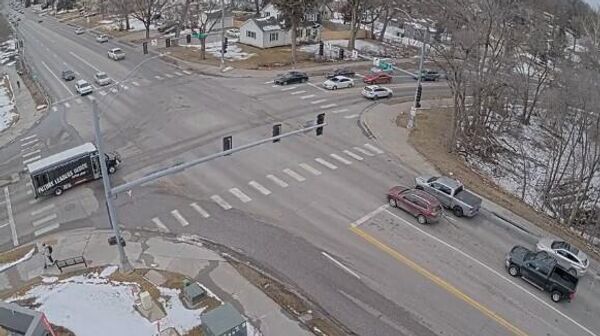 حفرة أرضية مفاجئة تبتلع مركبتين في أمريكا - سبوتنيك عربي