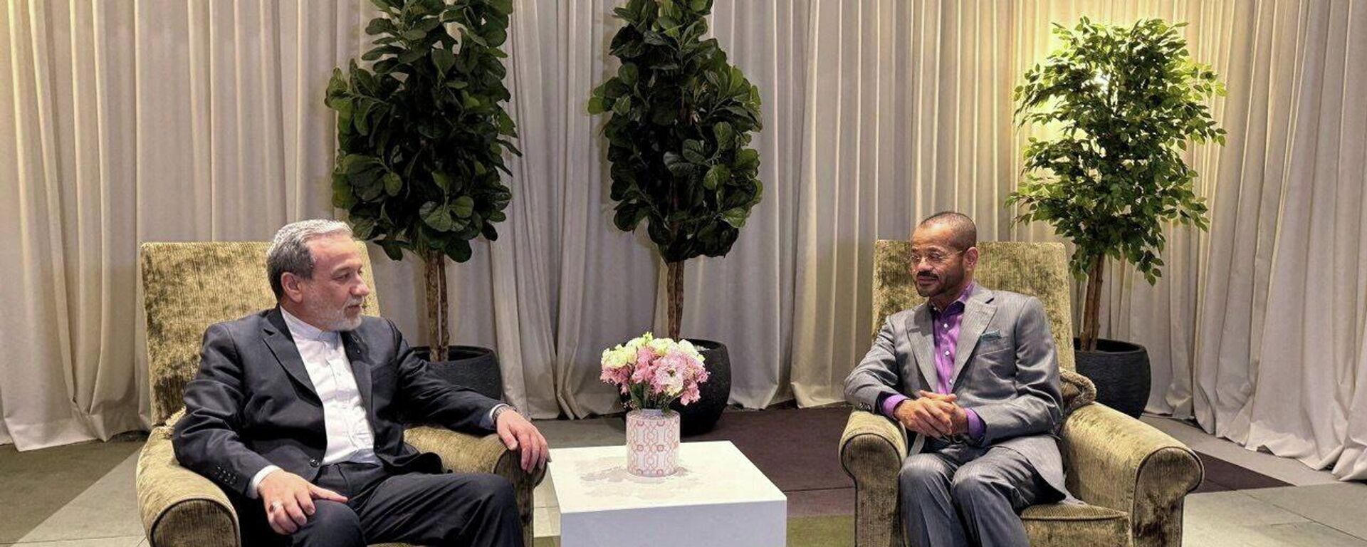 وزير الخارجية الإيراني، عباس عراقجي، يلتقي بنظيره العماني، بدر البوسعيدي، في جنيف، سويسرا، 25 فبراير/ شباط 2026 - سبوتنيك عربي, 1920, 26.02.2026