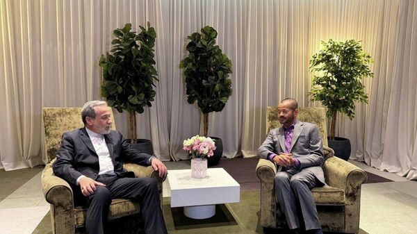 وزير الخارجية الإيراني، عباس عراقجي، يلتقي بنظيره العماني، بدر البوسعيدي، في جنيف، سويسرا، 25 فبراير/ شباط 2026 - سبوتنيك عربي