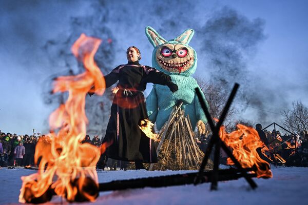 حرق تمثال "لابوبو" كجزء من احتفالات ماسلينيتسا في حديقة "أرغاماتش" الأثرية في ليبيتسك. - سبوتنيك عربي