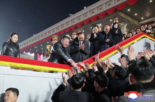 صورة تظهر الزعيم الكوري الشمالي، كيم جونغ أون، وهو يحيي الحضور، بينما تشاهد ابنته كيم جو آي العرض العسكري الذي أقيم في بيونغ يانغ، كوريا الشمالية، في 25 فبراير/شباط 2026، وذلك خلال استعراض عسكري بمناسبة المؤتمر التاسع لحزب العمال الكوري الحاكم. - سبوتنيك عربي