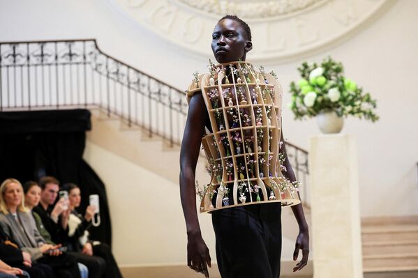 عارضة أزياء تقدم تصميمًا من مجموعة "النرجسي"، ضمن فعاليات أسبوع الموضة في لندن، بريطانيا. - سبوتنيك عربي