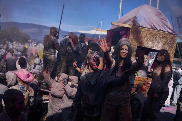 صورة تظهر مشاركة المحتفلين في "معركة الطحين" السنوية التي تقام بمناسبة الاثنين النظيف إيذاناً بنهاية موسم الكرنفال، في بلدة غالاكسيدِي، غرب أثينا. - سبوتنيك عربي