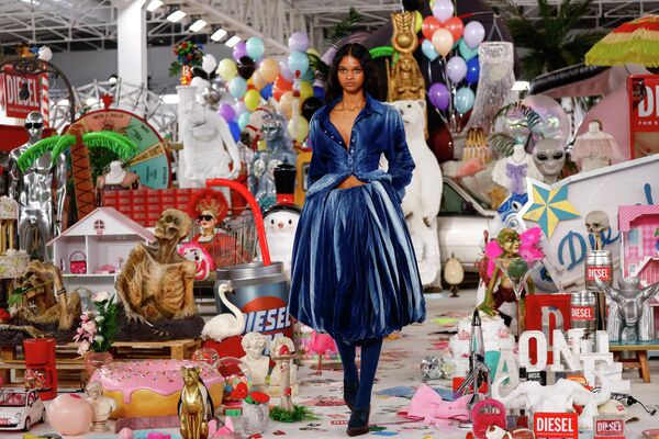 عارضة أزياء تستعرض تصميمًا من مجموعة "ديزل" لخريف وشتاء 2026/2027 خلال أسبوع الموضة في ميلانو، إيطاليا. - سبوتنيك عربي