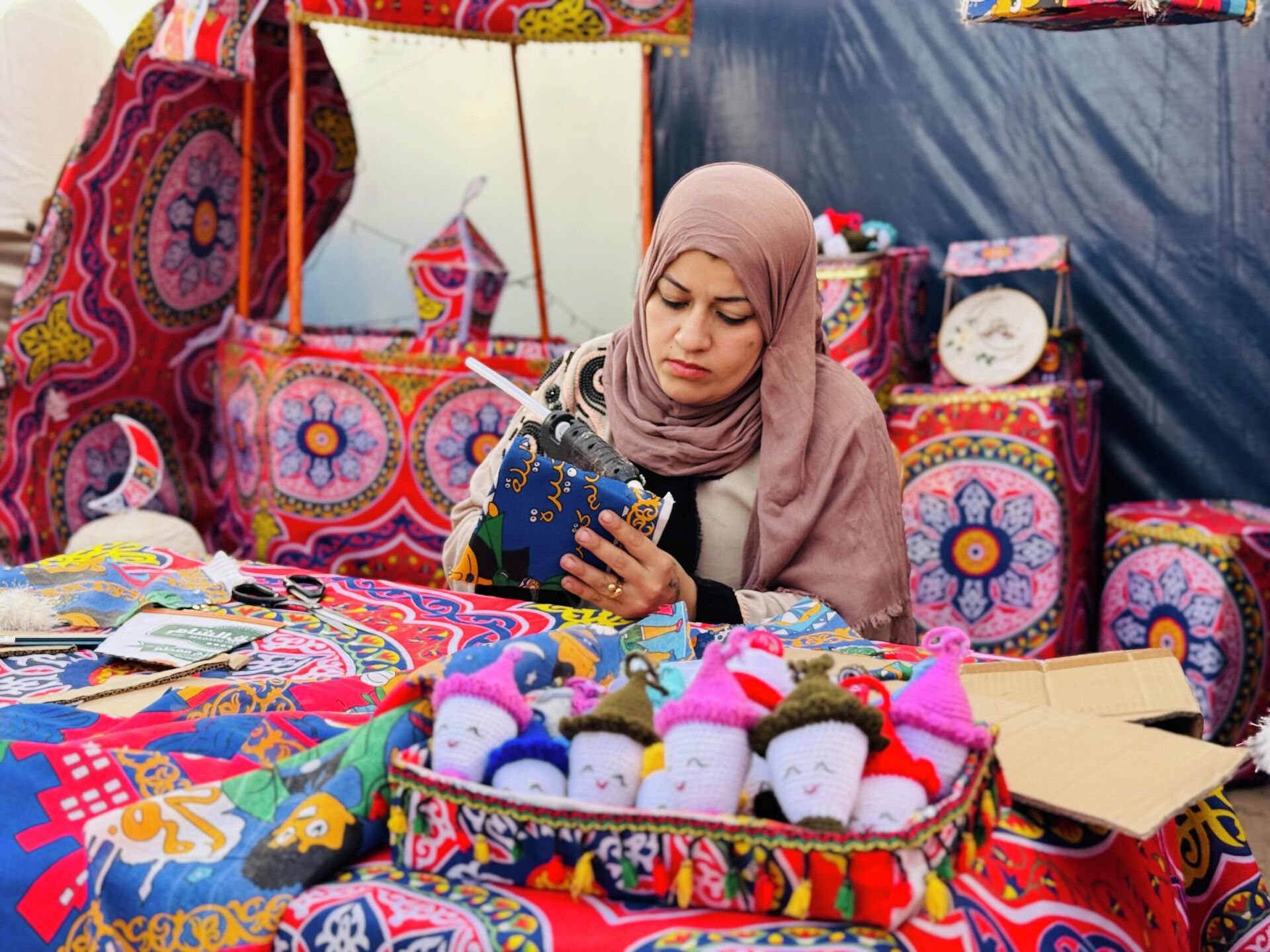 فلسطينية تدخل البهجة على النازحين بفانوس رمضان  - سبوتنيك عربي, 1920, 27.02.2026