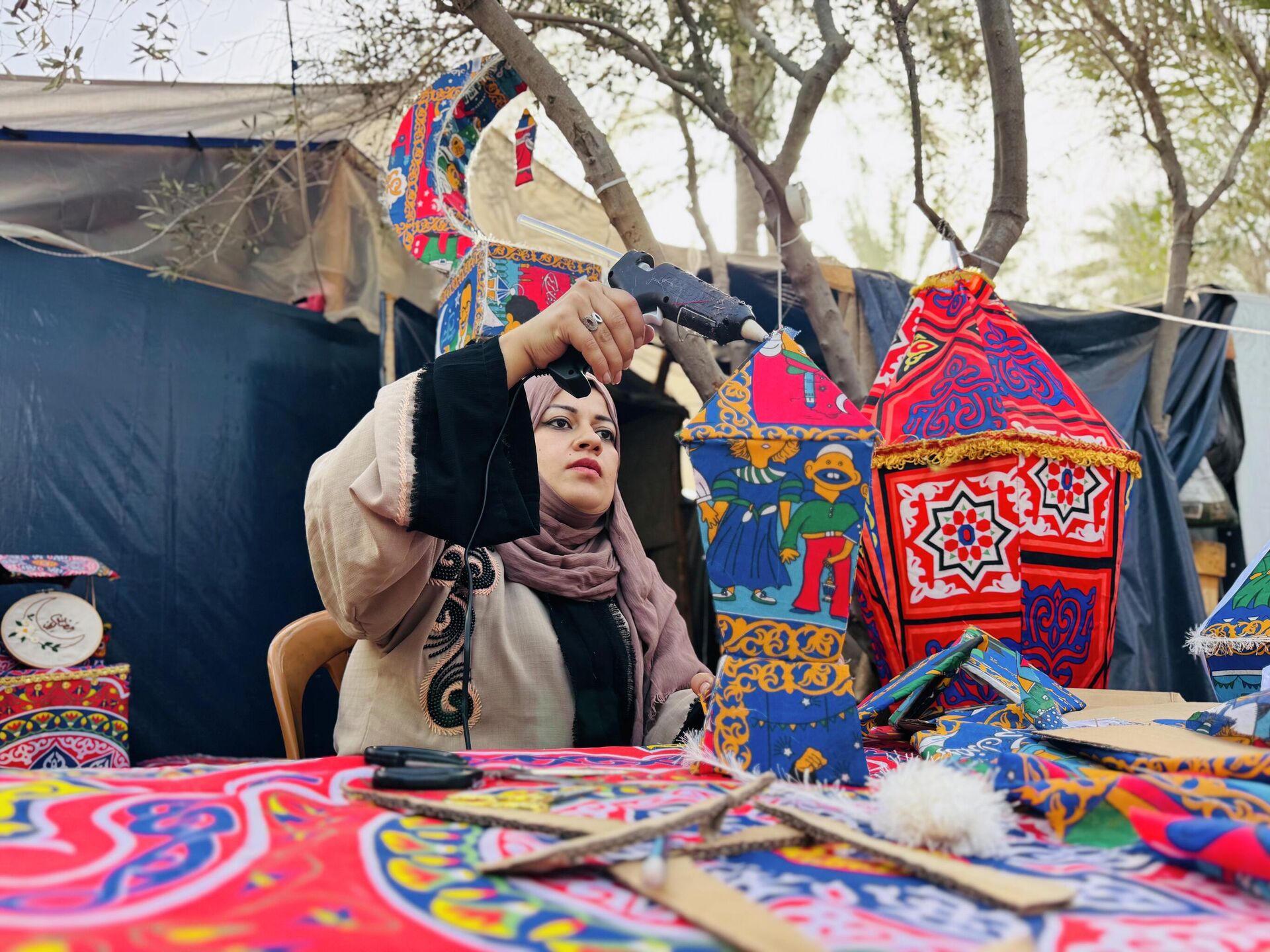 فلسطينية تدخل البهجة على النازحين بفانوس رمضان  - سبوتنيك عربي, 1920, 27.02.2026