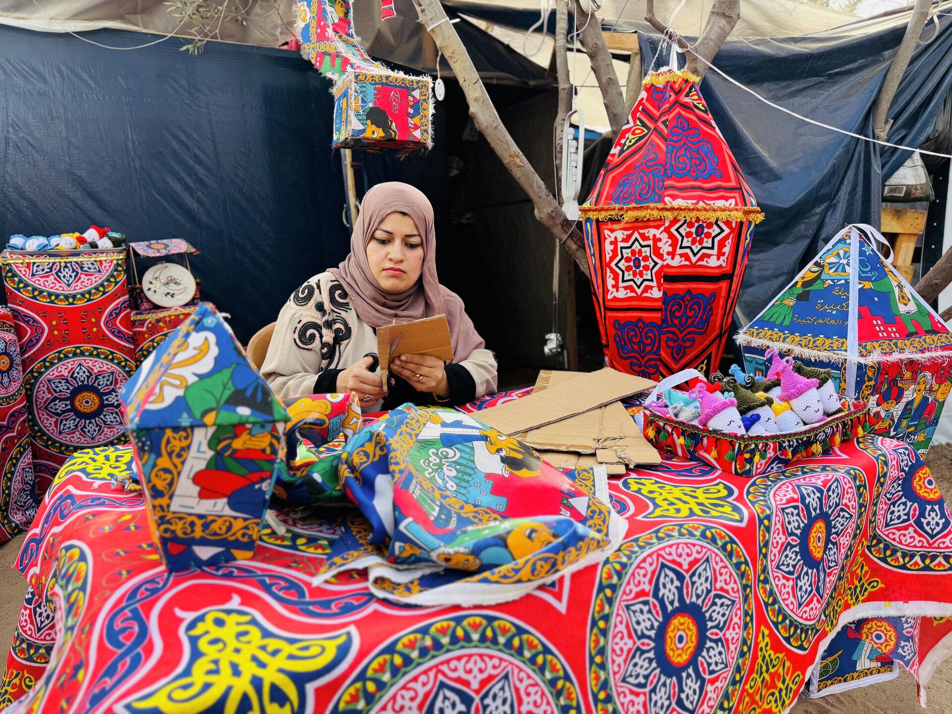 فلسطينية تدخل البهجة على النازحين بفانوس رمضان  - سبوتنيك عربي, 1920, 27.02.2026