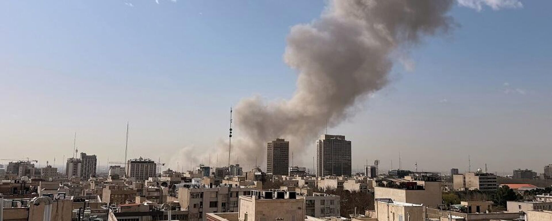 الدخان يتصاعد في الأفق بعد انفجار في طهران، إيران، 28 فبراير/ شباط 2026 - سبوتنيك عربي, 1920, 28.02.2026
