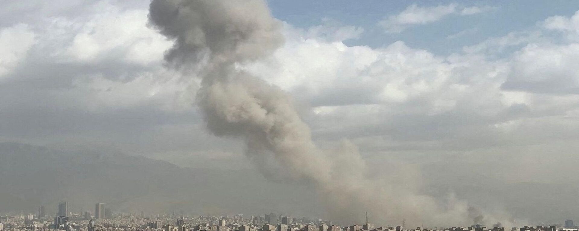 تصاعد الدخان عقب انفجار في طهران، بعد أن صرح وزير الدفاع الإسرائيلي، يسرائيل كاتس، بأن تل أبيب شنت هجوما استباقيا على إيران، 28 فبراير/ شباط 2026 - سبوتنيك عربي, 1920, 28.02.2026