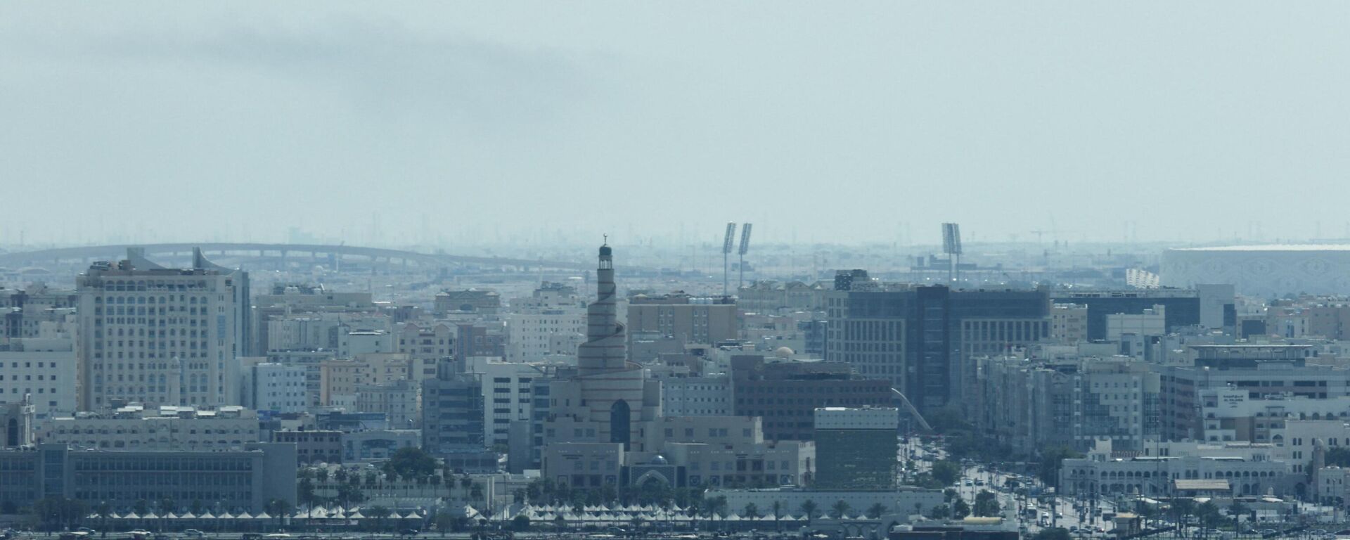 تصاعد الدخان في سماء الدوحة، قطر، بعد سماع دوي انفجارات، 28 فبراير/ شباط 2026 - سبوتنيك عربي, 1920, 28.02.2026