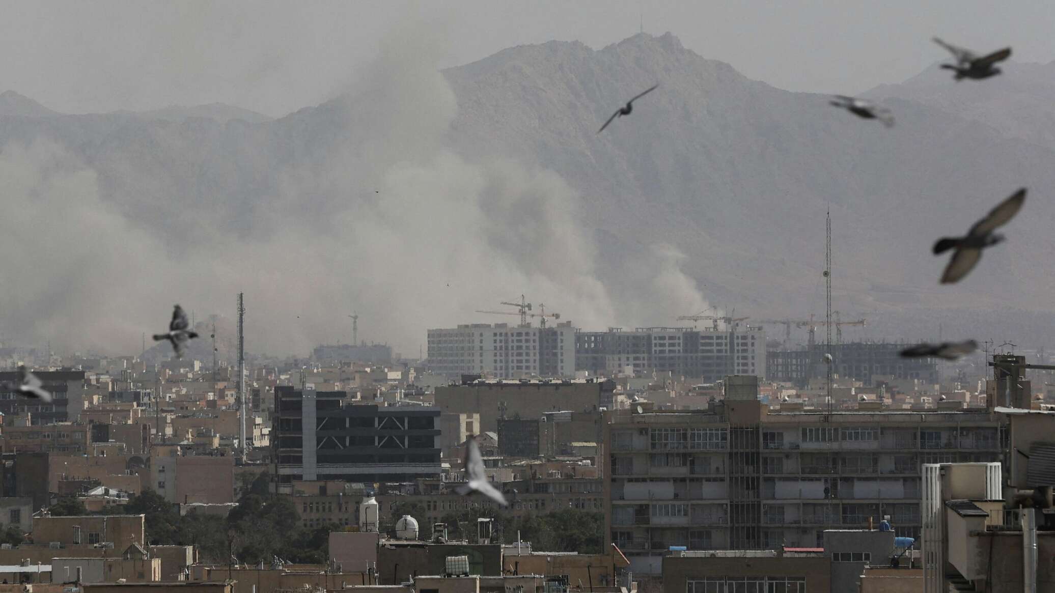 عشرات الطلاب تحت الأنقاض في إيران