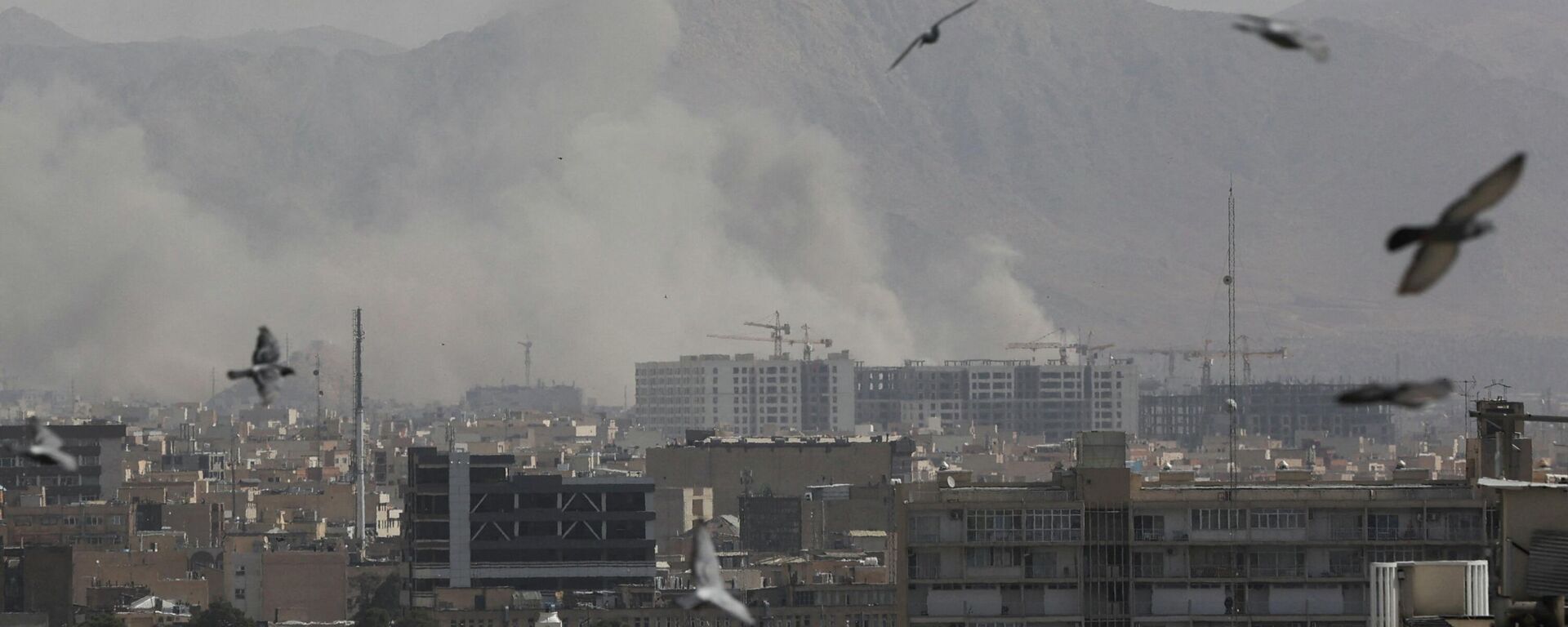 يتصاعد الدخان عقب انفجار، بعد أن شنت إسرائيل والولايات المتحدة ضربات على إيران، في طهران، إيران، 28 فبراير شباط 2026 - سبوتنيك عربي, 1920, 28.02.2026