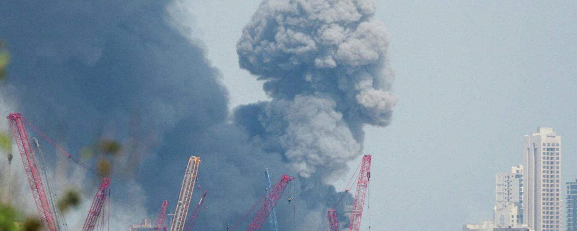 تصاعد الدخان في السماء بعد سماع دوي انفجارات في المنامة، البحرين، 28 فبراير/ شباط 2026 - سبوتنيك عربي, 1920, 28.02.2026