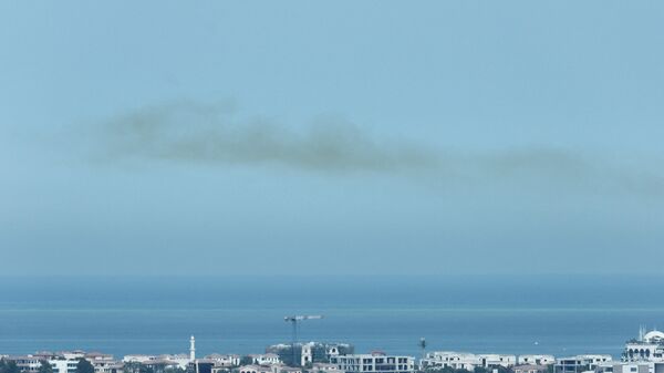 تصاعد الدخان في السماء بعد سماع دوي انفجارات في الدوحة، قطر، 28 فبراير/ شباط 2026 - سبوتنيك عربي