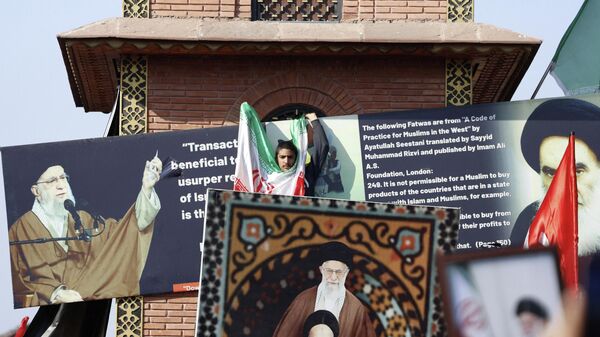 رجل مسلم شيعي يحمل العلم الإيراني خلال مسيرة احتجاجية، بعد مقتل المرشد الأعلى الإيراني، علي خامنئي، في غارات إسرائيلية وأمريكية بتاريخ 28 فبراير/ شباط 2026 - سبوتنيك عربي