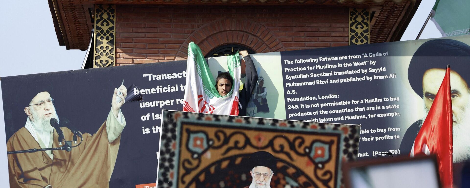 رجل مسلم شيعي يحمل العلم الإيراني خلال مسيرة احتجاجية، بعد مقتل المرشد الأعلى الإيراني، علي خامنئي، في غارات إسرائيلية وأمريكية بتاريخ 28 فبراير/ شباط 2026 - سبوتنيك عربي, 1920, 01.03.2026