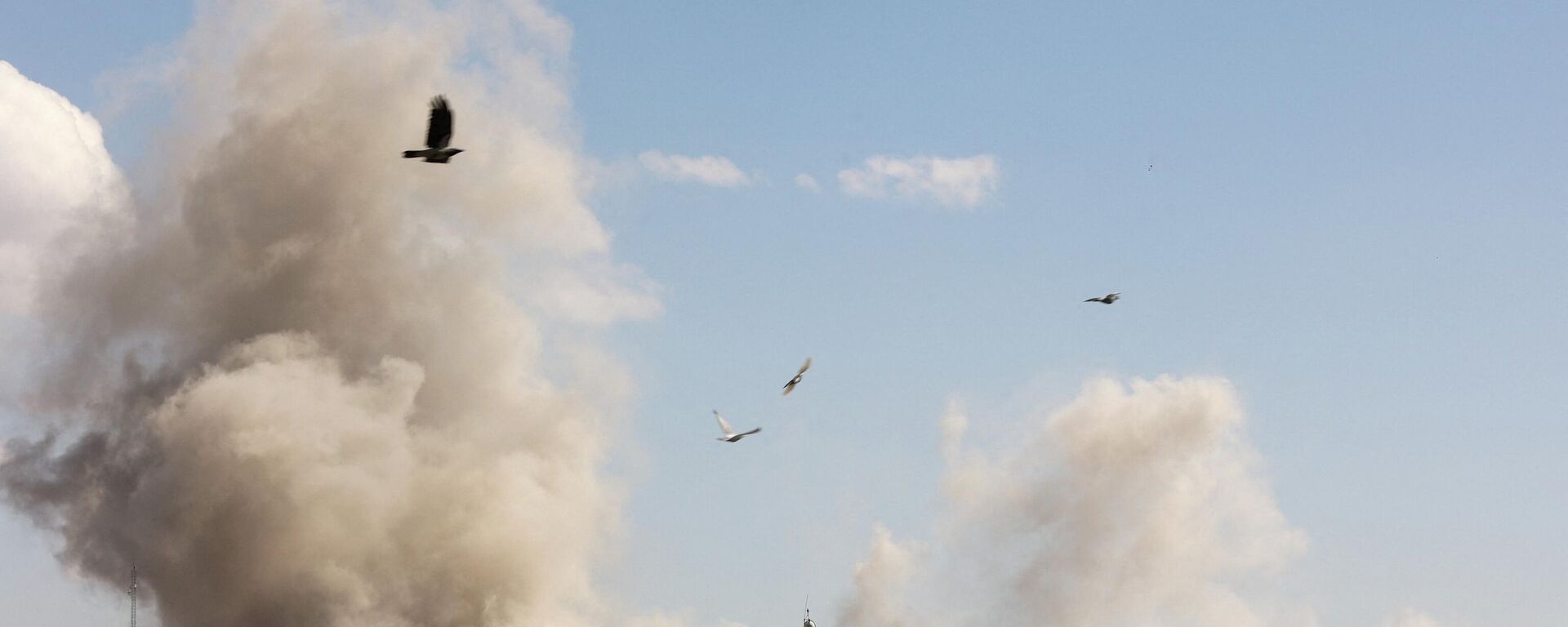 يتصاعد الدخان عقب انفجار، بعد أن شنت إسرائيل وأمريكا ضربات على إيران، في طهران، إيران، 1 مارس/ آذار 2026 - سبوتنيك عربي, 1920, 01.03.2026