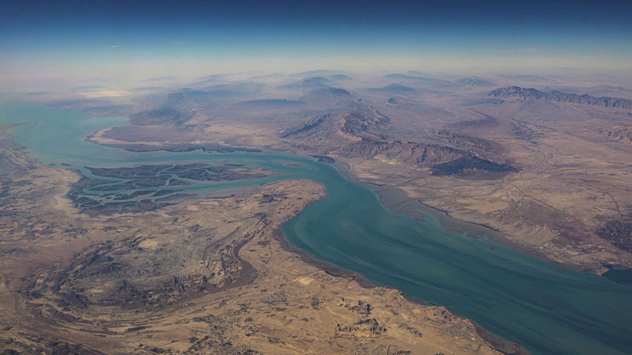 تداعيات كارثية... ما حجم الأضرار الاقتصادية العالمية بعد إغلاق مضيق هرمز ونسب التضخم المرتقبة