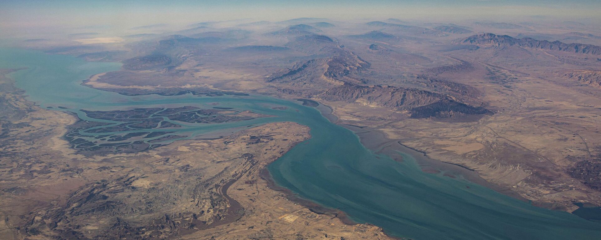 منظر جوي للسواحل الإيرانية وجزيرة قشم في مضيق هرمز - سبوتنيك عربي, 1920, 01.03.2026