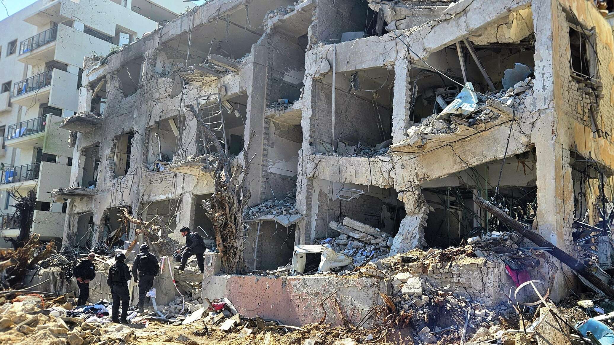 صور توثق آثار الدمار في إسرائيل جراء ضربات الصواريخ الإيرانية