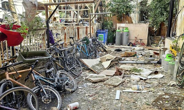 جانب من الأضرار التي نجمت من الضربات الصاروخية الإيرانية التي استهدفت تل أبيب. جانب من الأضرار التي نجمت من الضربات الصاروخية الإيرانية التي استهدفت تل أبيب. - سبوتنيك عربي