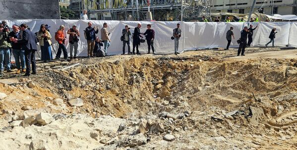 أحد الصواريخ الإيرانية يحدث حفرة كبيرة في تل أبيب. أحد الصواريخ الإيرانية يحدث حفرة كبيرة في تل أبيب. - سبوتنيك عربي