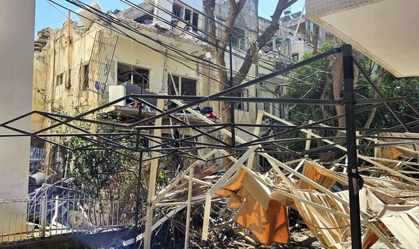 صورة تظهر الأضرار، في تل أبيب، نتيجة الهجوم الصاروخي الإيراني. صورة تظهر الأضرار، في تل أبيب، نتيجة الهجوم الصاروخي الإيراني. - سبوتنيك عربي