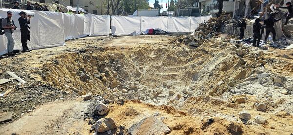 حفرة في تل أبيب، نجمت إثر الضربات الصاروخية الإيرانية. حفرة في تل أبيب، نجمت إثر الضربات الصاروخية الإيرانية. - سبوتنيك عربي