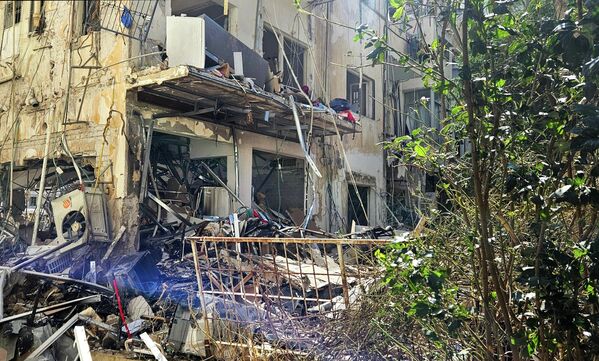 صورة تظهر أحد الأبنية المتضررة نتيجة الهجوم الصاروخي الإيراني على تل أبيب. صورة تظهر أحد الأبنية المتضررة نتيجة الهجوم الصاروخي الإيراني على تل أبيب. - سبوتنيك عربي