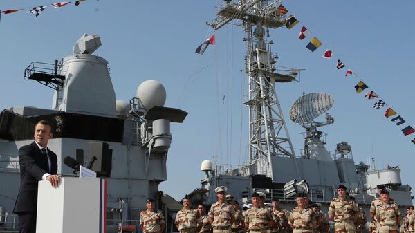 الرئيس الفرنسي إيمانويل ماكرون مع قوات فرنسية في الإمارات - سبوتنيك عربي