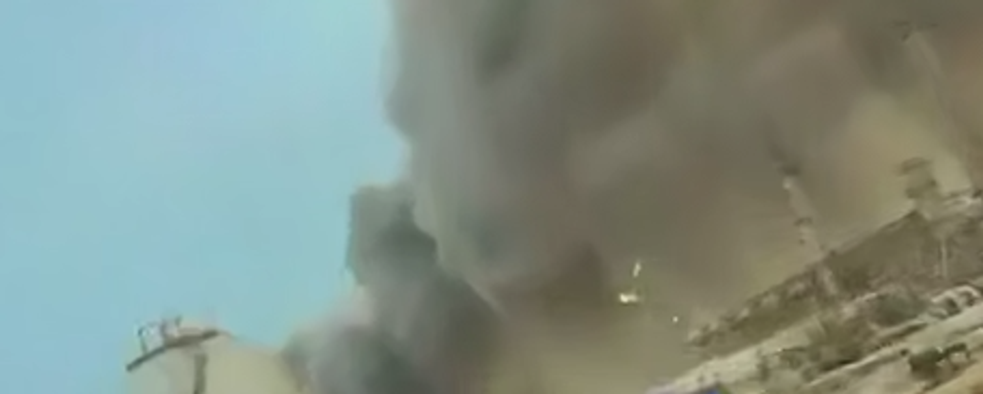 اشتعال النيران في منشأة نفطية لشركة أرامكو في السعودية بهجوم من طائرة مسيرة إيرانية - سبوتنيك عربي, 1920, 02.03.2026