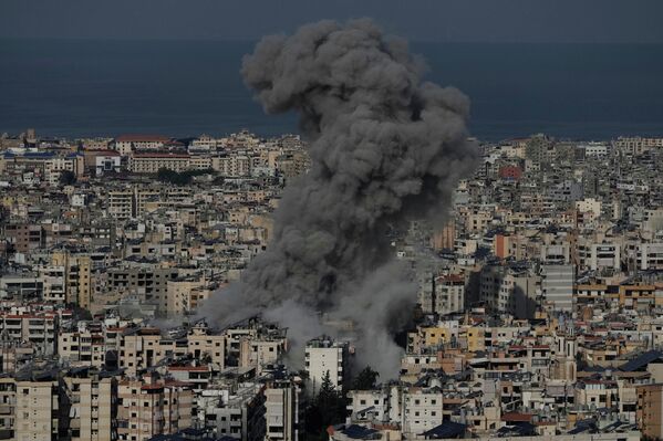 لقطة عامة توثق تصاعد أعمدة الدخان عقب استهداف غارة جوية إسرائيلية للضاحية الجنوبية لبيروت. - سبوتنيك عربي