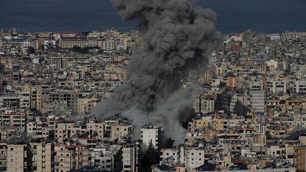 Дым поднимается после израильского авиаудара в Дахие, южном пригороде Бейрута, Ливан - سبوتنيك عربي