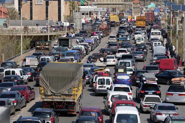 ازدحام على الطريق السريع في مدينة صيدا باتجاه بيروت،  نتيجة نزوح عدد كبير من سكان جنوب لبنان هربا من الغارات الإسرائيلية  باتجاه المناطق الاَمنة. - سبوتنيك عربي