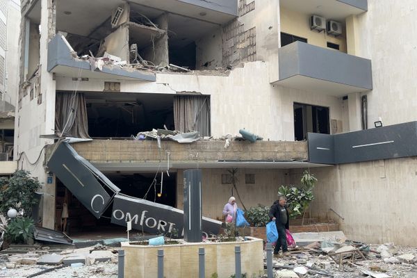 نزلاء الفندق يحملون أمتعتهم أثناء مغادرتهم فندقا متضررا تعرض لغارة جوية إسرائيلية في الحازمية، شرقي بيروت. - سبوتنيك عربي
