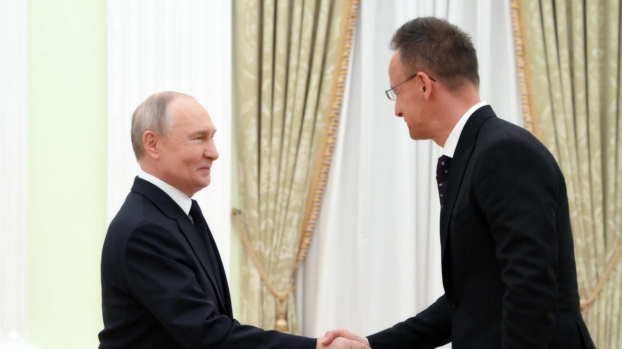 بوتين خلال اجتماع مع سيارتو: روسيا لا تزال موردا موثوقا للطاقة