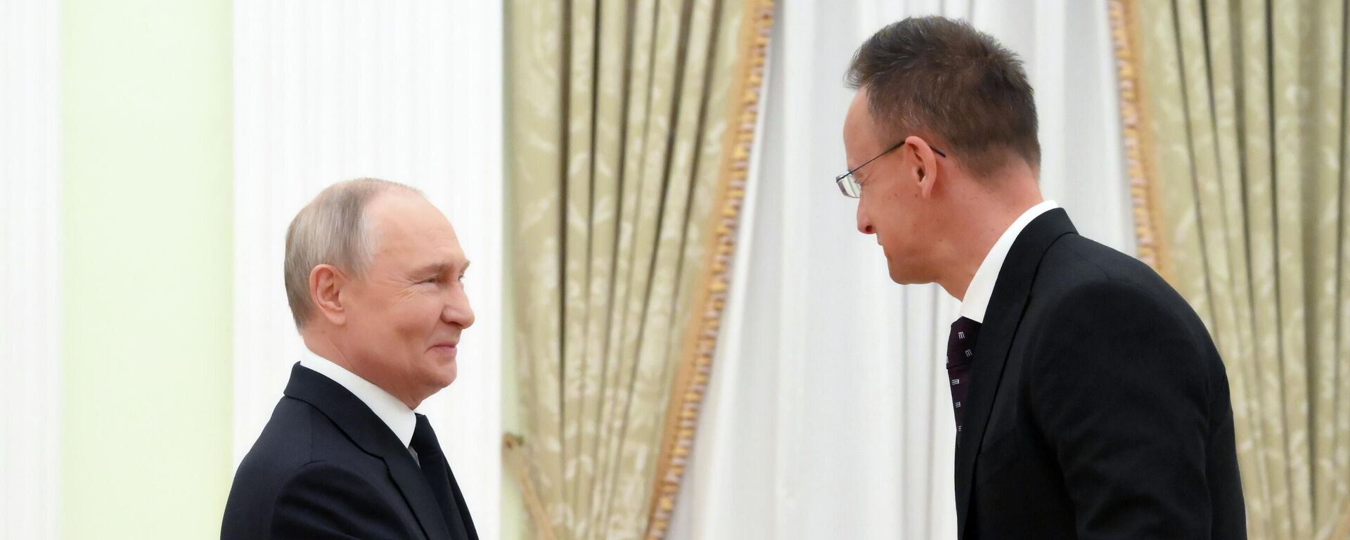  الرئيس الروسي فلاديمير بوتين  خلال اجتماعه مع وزير الخارحية المجري، بيتر سيارتو في الكرملين - سبوتنيك عربي, 1920, 04.03.2026