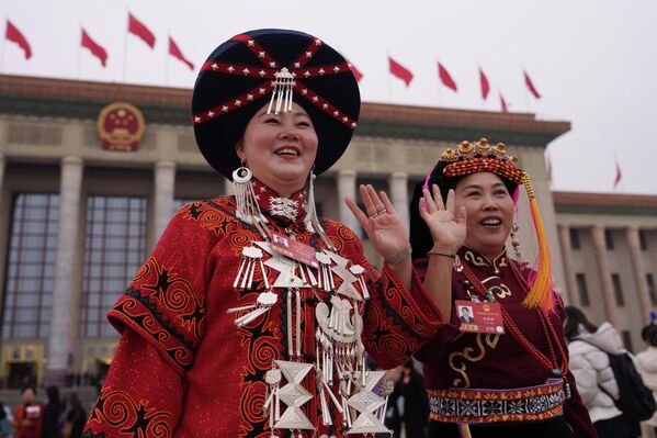 مندوبو الأقليات العرقية أثناء مغادرتهم، بعد الجلسة الافتتاحية للمجلس الوطني لنواب الشعب في قاعة الشعب الكبرى في بكين، الصين. - سبوتنيك عربي