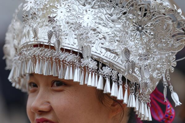 إحدى مندوبات الأقليات العرقية وهي تغادر قاعة الشعب الكبرى.  - سبوتنيك عربي