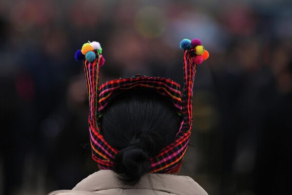 إحدى المندوبات تم التقاط صورة لها وهي تغادر من الجلسة الافتتاحية، للمؤتمر الاستشاري السياسي للشعب الصيني. - سبوتنيك عربي