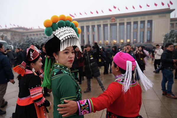 صورة تظهر التجمع الكبير، أمام المبنى الذي سيعقد فيه المؤتمر الاستشاري السياسي للشعب الصيني، في بكين، الصين. - سبوتنيك عربي