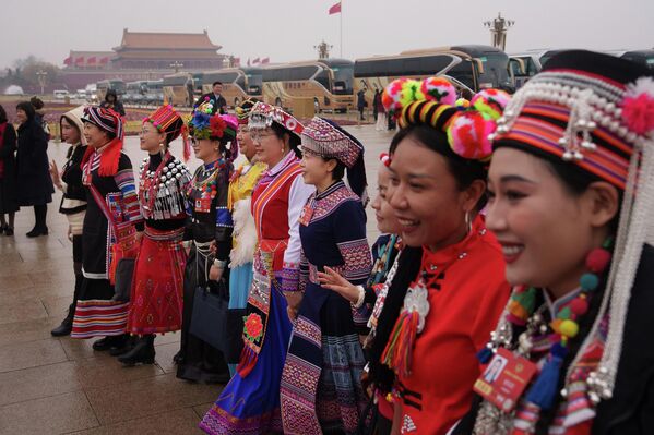 صورة تظهر بعض المندوبين مرتديين أزياء زاهية، أثناء قدومهم لحضور الجلسة الافتتاحية للمؤتمر الاستشاري السياسي للشعب الصيني في قاعة الشعب الكبرى. - سبوتنيك عربي