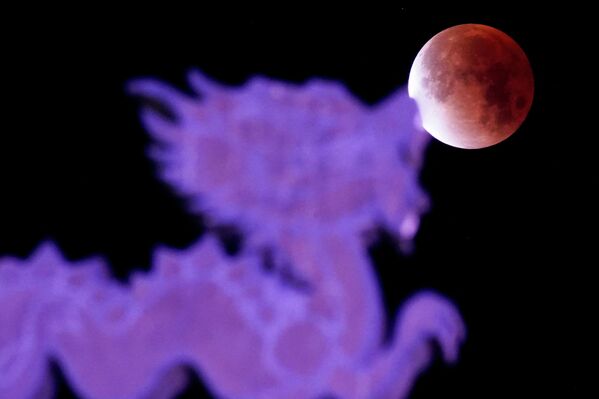 يظهر القمر الدموي فوق المدخل الرئيسي لحي لا تشينيسكا، الحي الصيني التاريخي، خلال خسوف كلي للقمر في المكسيك. - سبوتنيك عربي