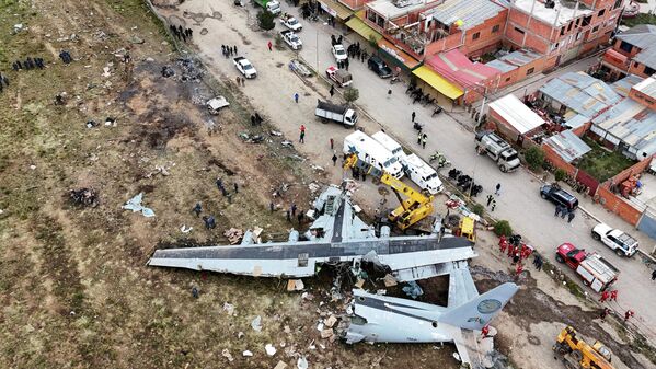 صورة التقطتها طائرة من دون طيار تظهر موقع تحطم طائرة "هيركوليز" تابعة لسلاح الجو البوليفي على شارع مزدحم وسط طقس سيئ في مدينة إل ألتو، بوليفيا. - سبوتنيك عربي